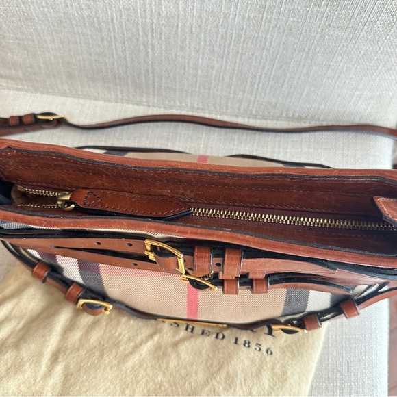 Burberry bag in good condition, use less than 5 times - Picture 2 of 5